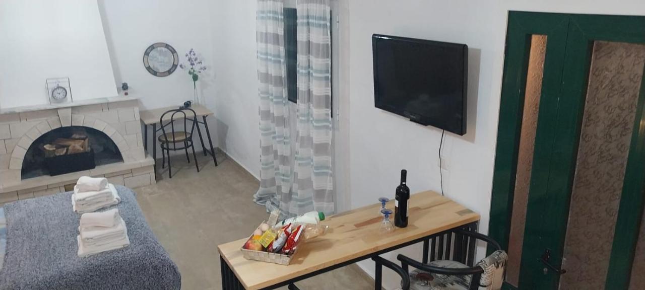 Lovely Studio In Strinilas With Its Own Pool Экстерьер фото
