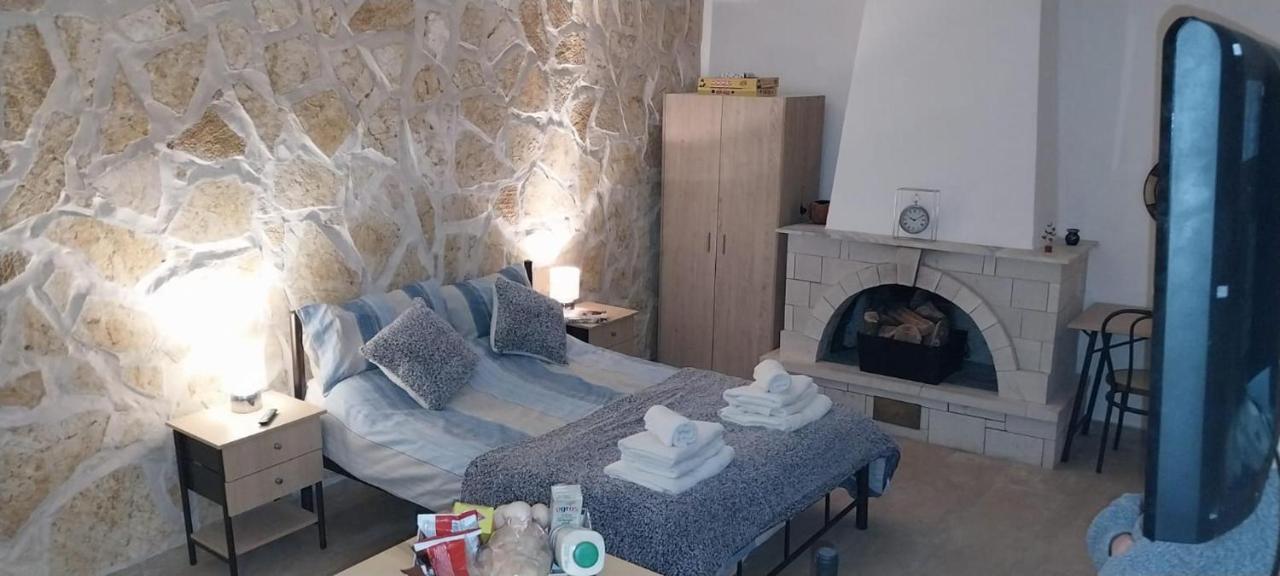 Lovely Studio In Strinilas With Its Own Pool Экстерьер фото