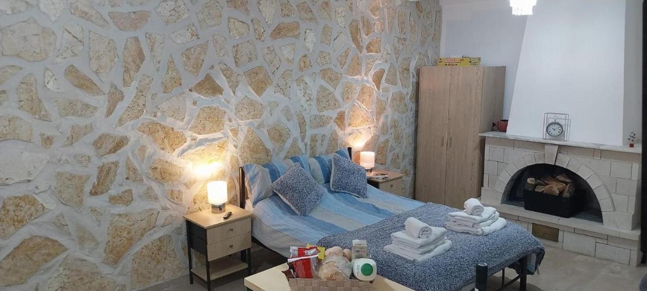Lovely Studio In Strinilas With Its Own Pool Экстерьер фото